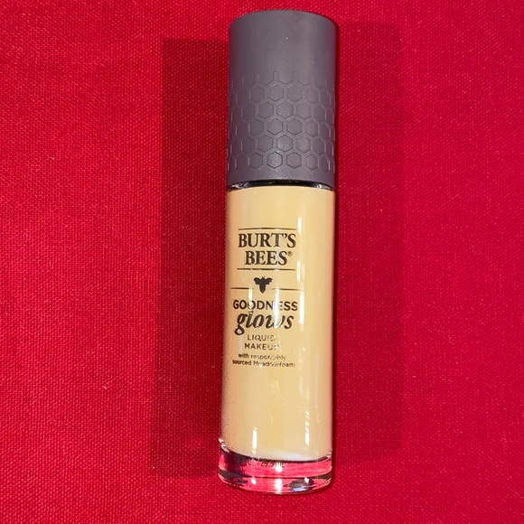 NEW Burts Bees Goodness Glows Liquid Makeup Foundation - Shade “Pecan: 1055” - Picture 1 of 8